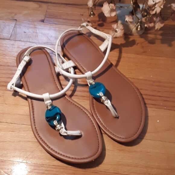 💫💫💫DRESSBARN WHITE THONG BLUE STONE FLAT JEWELED SANDALS SIZE 6 - Picture 1 of 6